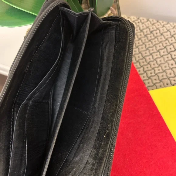 CHANEL AUTHENTIC PRE-LOVED and PRE-OWNED WALLET - Picture 5 of 11